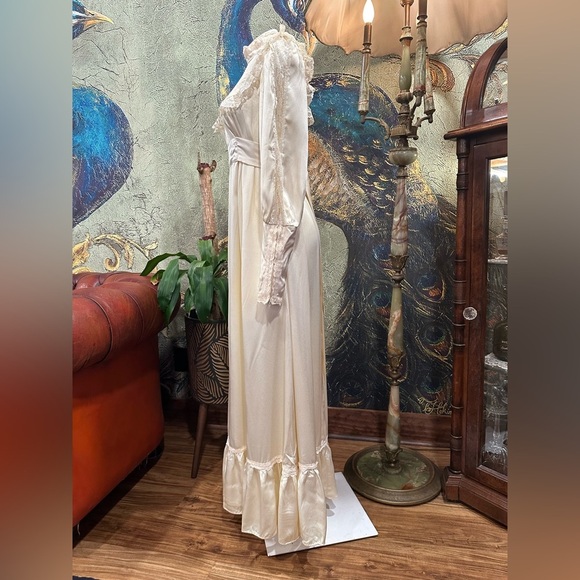 EUC vintage 1970’ victorian Gunne Sax gown 
 Elegant Cream Lace. - Picture 10 of 14